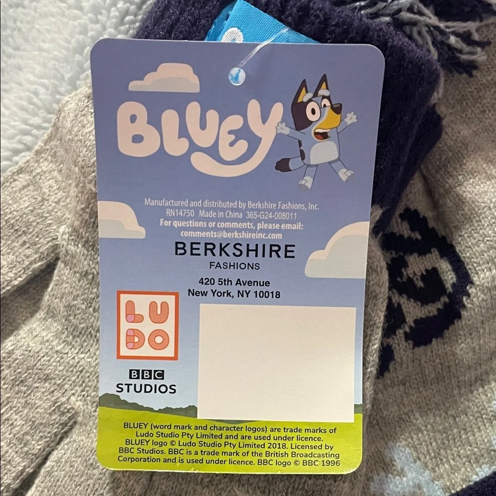NWT Bluey Kids Knit Beanie and Gloves Set